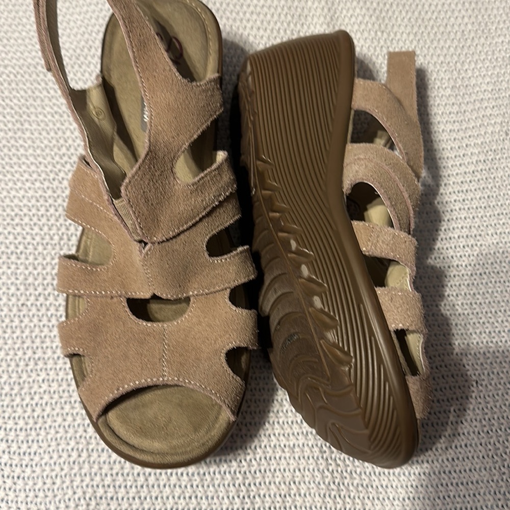 Sketchers memory foam tan suede wedges with Velcro strap size 8 - Picture 2 of 8